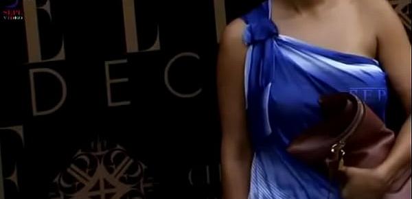 gauri khans boobs exposed in public